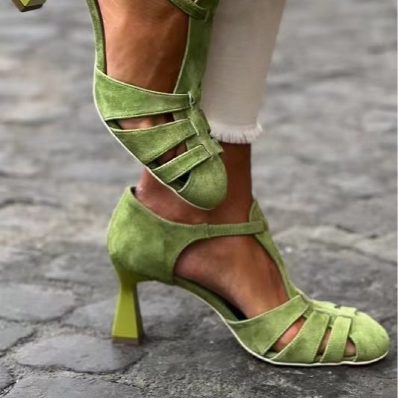 Kitten Heel Women - صنادل نسائية خضراء من الجلد المدبوغ