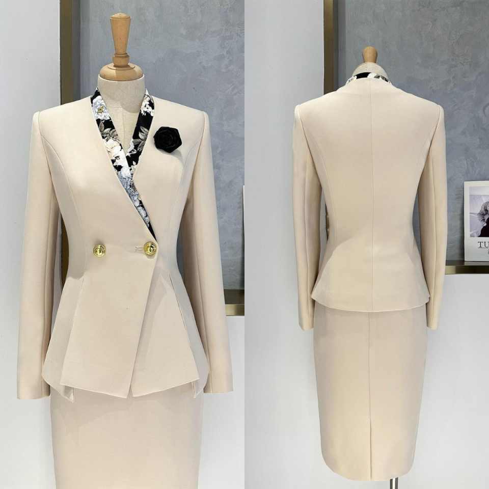 Women Formal Wear For Conference - طقم بدلة نسائية أنيقة بتصميم بيبلوم،