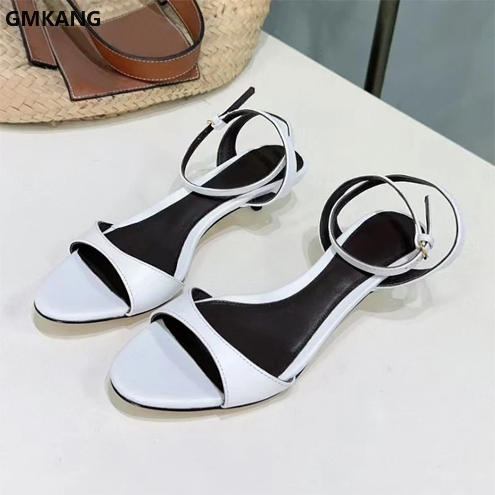 صندل نسائي بكعب قصير من جلد طب - مراجعة Kitten Heel Women وسعره